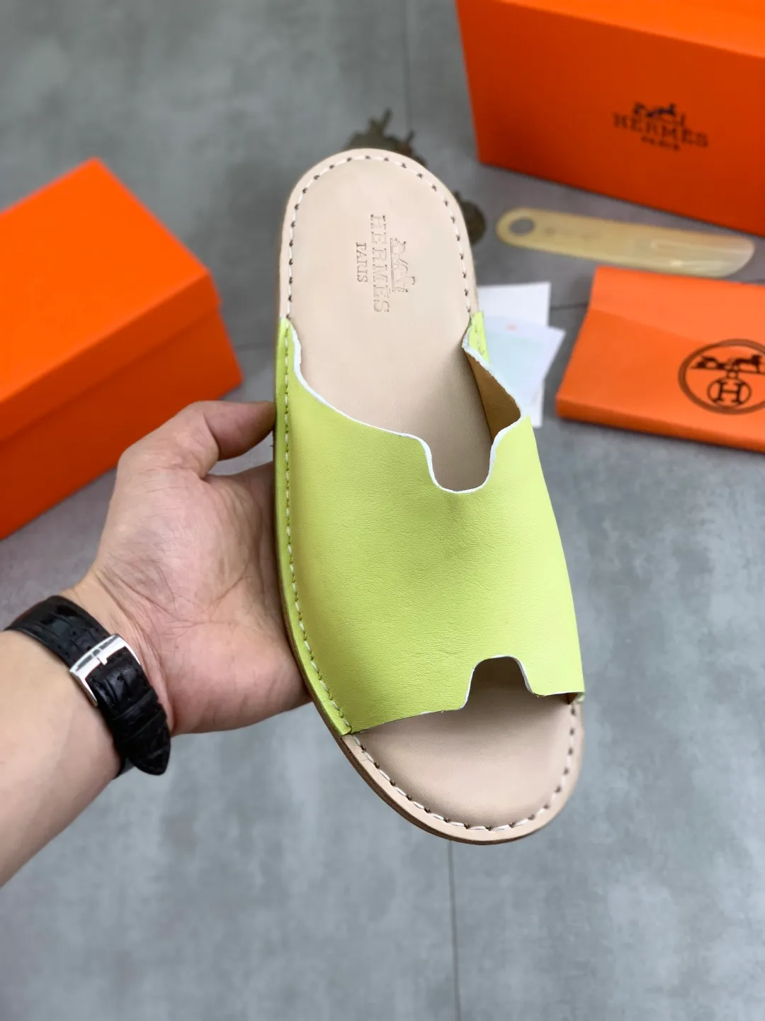 Men's men's shoes 💰P360 new model (genuine leather outsole series) new colors are coming simultaneously on the official website [HERMES] Hermès series: original development, original anatomy display, exclusive outsole [Material] Sole: original genuine leather sole with cow essence film 🌸. Fabric Original calfskin Lining: Imported cowhide, delicate and soft Code number: 38-44